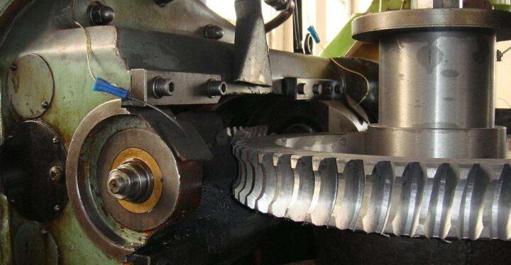 在滚齿机上加工齿轮哪些传动链加工齿轮的精度影响最大？